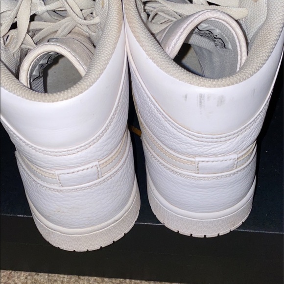Jordan 1s MENS size 9 - Picture 4 of 6